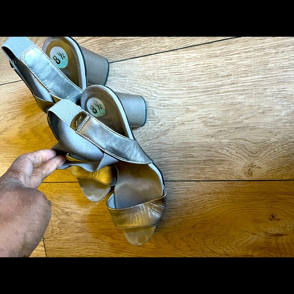 Silver heels. Wide heel for utmost comfort. Very good condition. - Picture 3 of 6